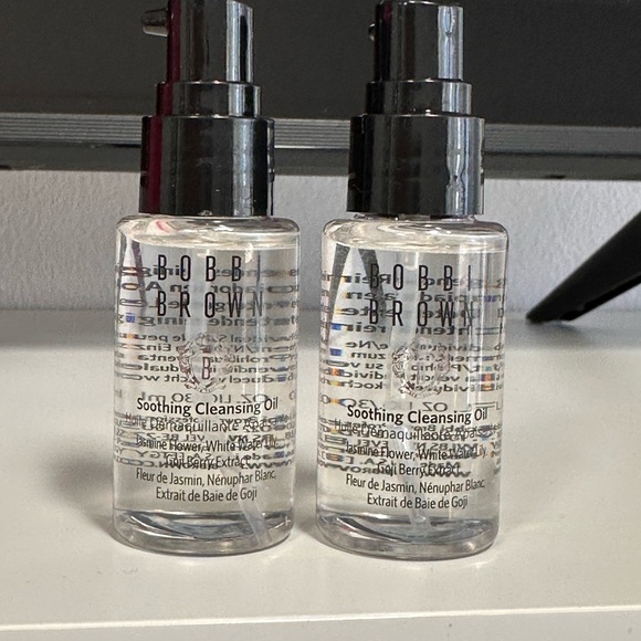Bobbi Brown Soothing cleaning oil
Bundle of two
1 oz (each) X 2 bottles - Picture 1 of 3